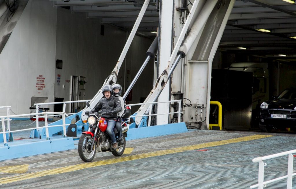 Embarquement moto ferry corse